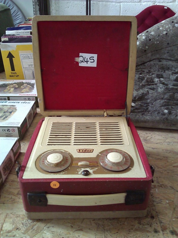 Fun Retro portable radio